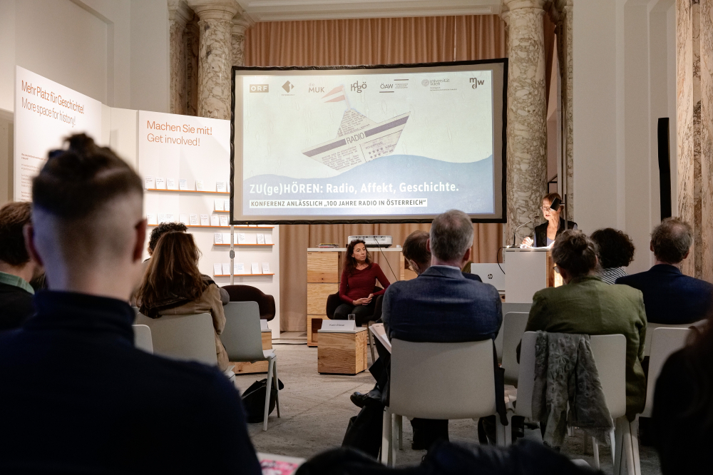 Conference venue with audience, hdgö